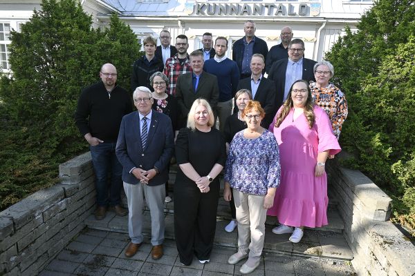 Sari Lappalainen kunnanvaltuuston puheenjohtajaksi, Linda Lähdeniemi johtaa kunnanhallitusta