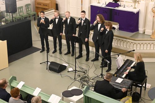 Lukion poikakuoron hyväntekeväisyyskonsertti keräsi kirkon täyteen yleisöä Lukion poikakuoron hyväntekeväisyyskonsertti keräsi kirkon täyteen yleisöä