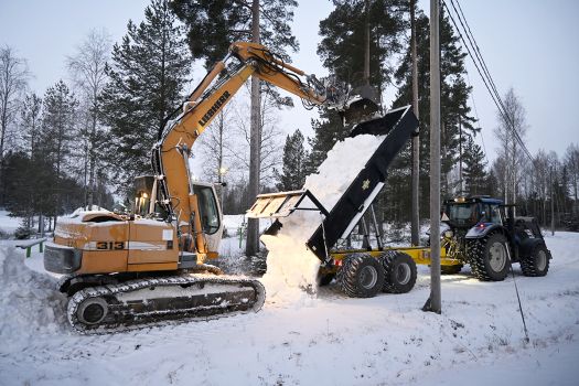 Porttikalliolle tykkilatu talkoilla