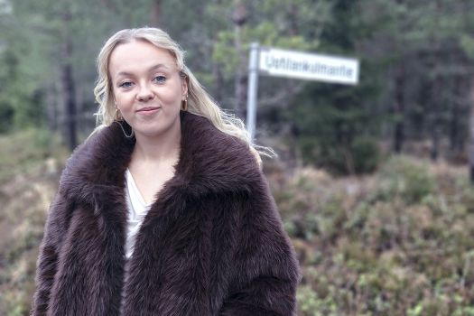 Papukaijan roolista alkoi tie kulttuurituottajaksi ja kulissien taakse Papukaijan roolista alkoi tie kulttuurituottajaksi ja kulissien taakse