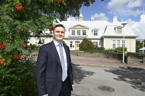 Kunnanjohtaja Jukka Tapiola haluaa olla helposti lähestyttävä Kunnanjohtaja Jukka Tapiola haluaa olla helposti lähestyttävä