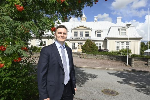 Kunnanjohtaja Jukka Tapiola haluaa olla helposti lähestyttävä Kunnanjohtaja Jukka Tapiola haluaa olla helposti lähestyttävä