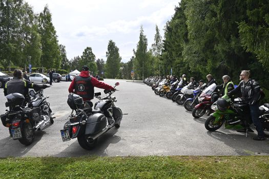Motoristit karauttivat kirkonmäelle