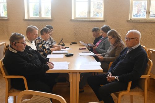 Kirkkovaltuusto uusi sääntöjä ja piti veron ennallaan Kirkkovaltuusto uusi sääntöjä ja piti veron ennallaan